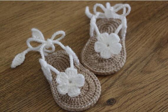 Baby flip-flop sandals in cotton crochet