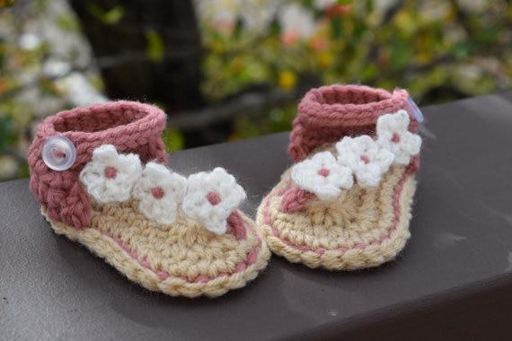 Baby flip-flop sandals in cotton crochet