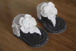 Black and white baby flip-flop sandals in crocheted cotton