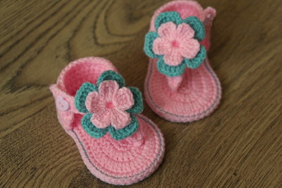 Baby flip-flop sandals in cotton crochet