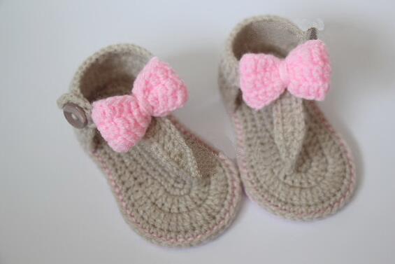 Baby flip-flop sandals in cotton crochet