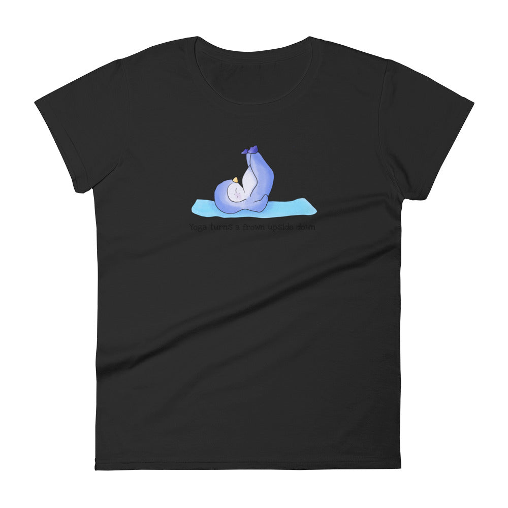 Yoga penguin tshirt - Yoga turns your frown upside down - Ladies' Scoopneck T-Shirt