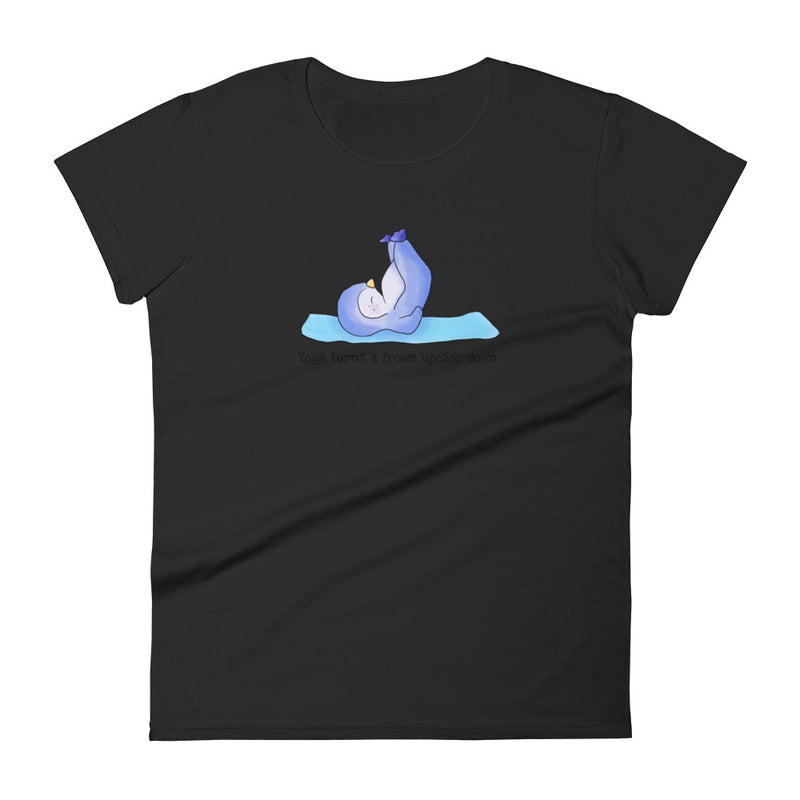 Yoga penguin tshirt - Yoga turns your frown upside down - Ladies' Scoopneck T-Shirt