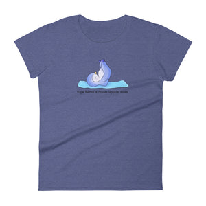 Yoga penguin tshirt - Yoga turns your frown upside down - Ladies' Scoopneck T-Shirt