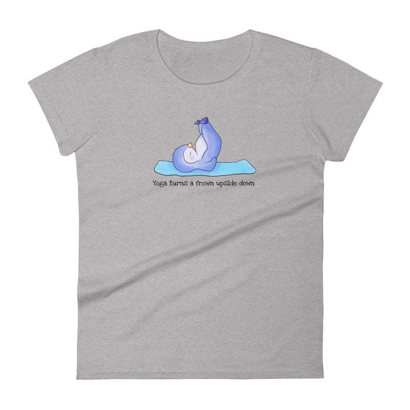 Yoga penguin tshirt - Yoga turns your frown upside down - Ladies' Scoopneck T-Shirt