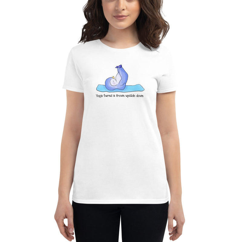 Yoga penguin tshirt - Yoga turns your frown upside down - Ladies' Scoopneck T-Shirt